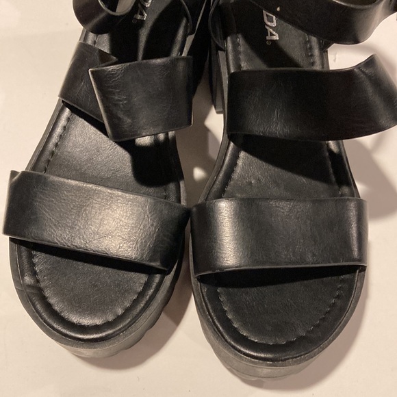 Soda Account Black Chunky Lug Sole Platform Sandals Size 10 NWOB - Picture 2 of 12